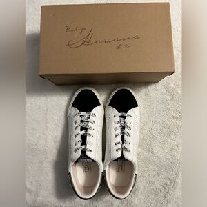 Vintage Havanas size 10. Like new.